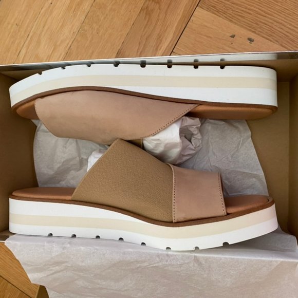 Andre Assous Platform Sandals - Picture 1 of 6